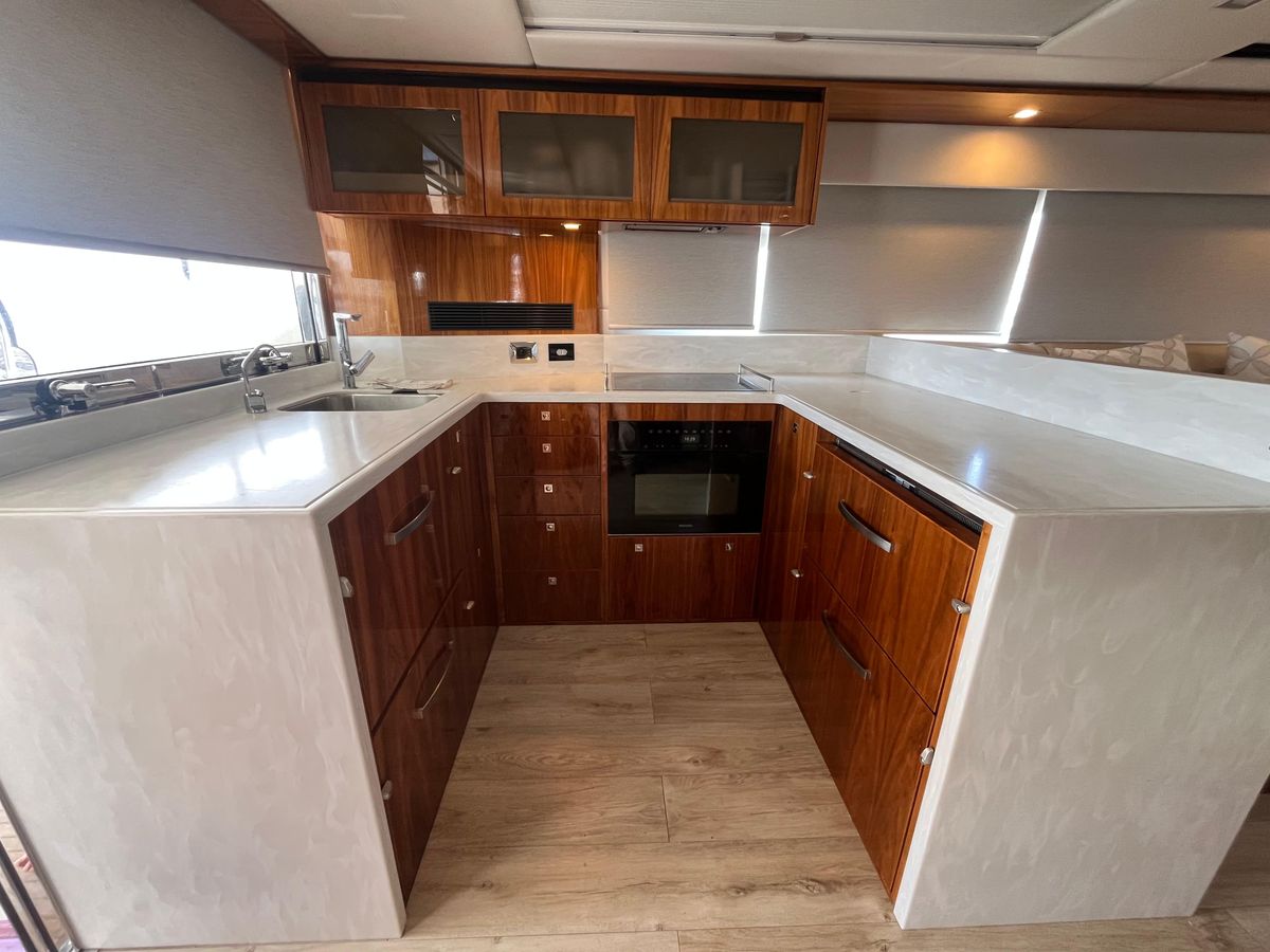RIVIERA 6000 sport yacht platinum