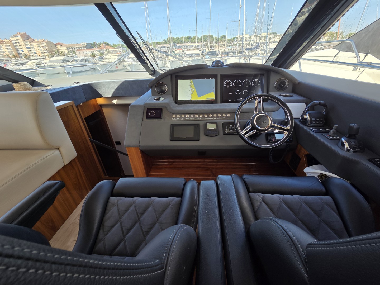 RIVIERA 6000 sport yacht platinum