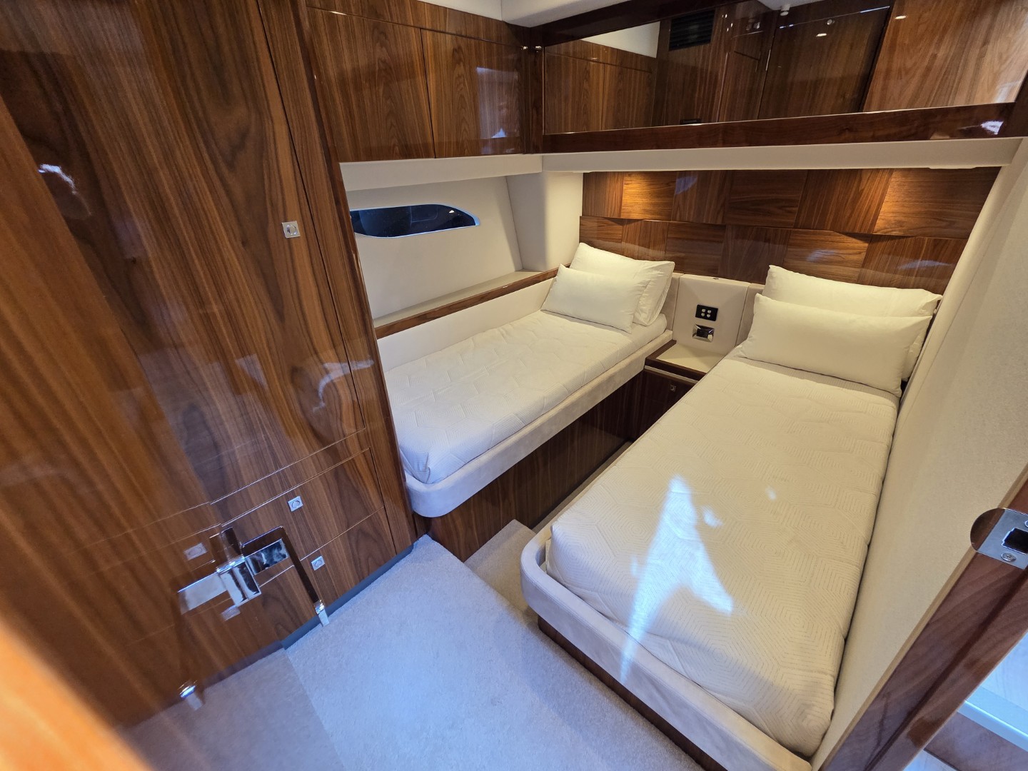RIVIERA 6000 sport yacht platinum
