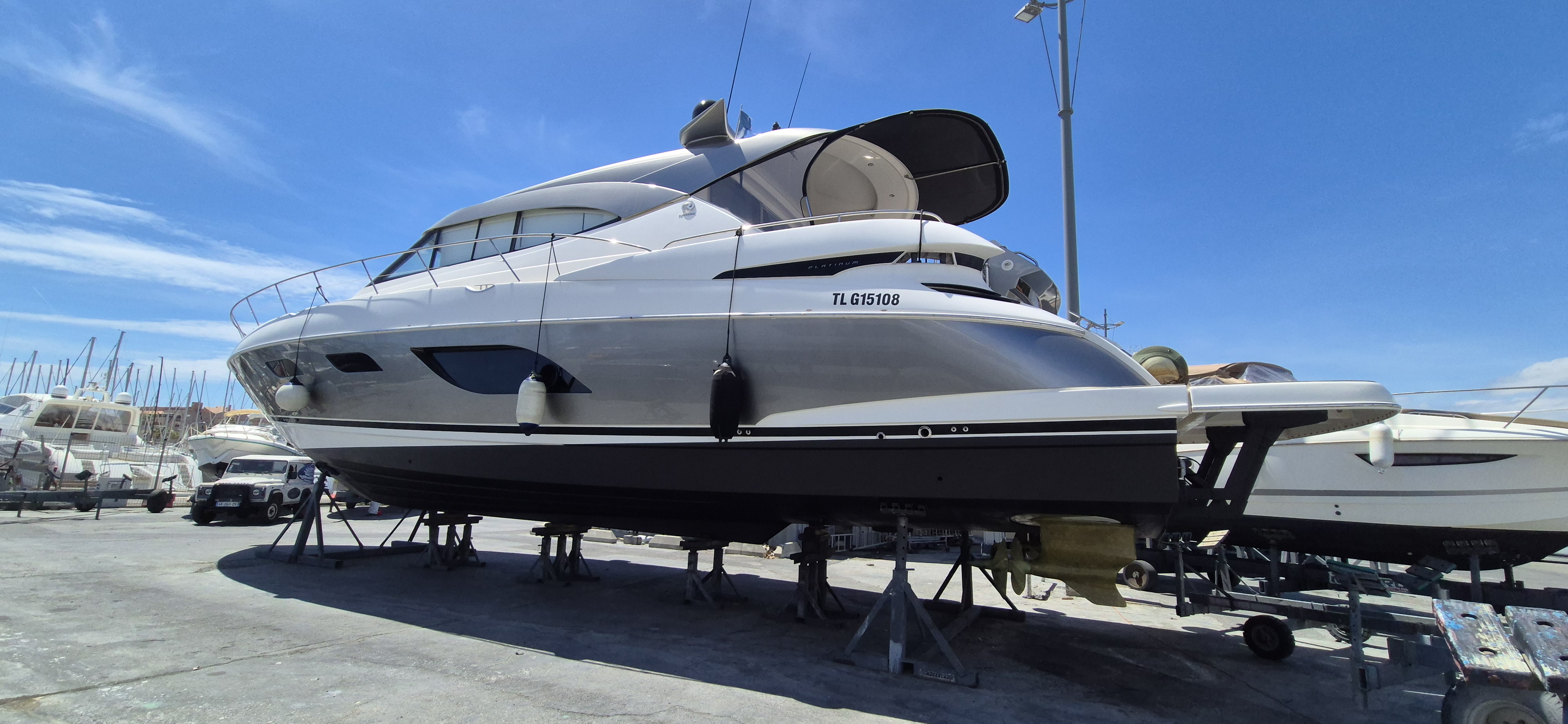 RIVIERA 6000 sport yacht platinum
