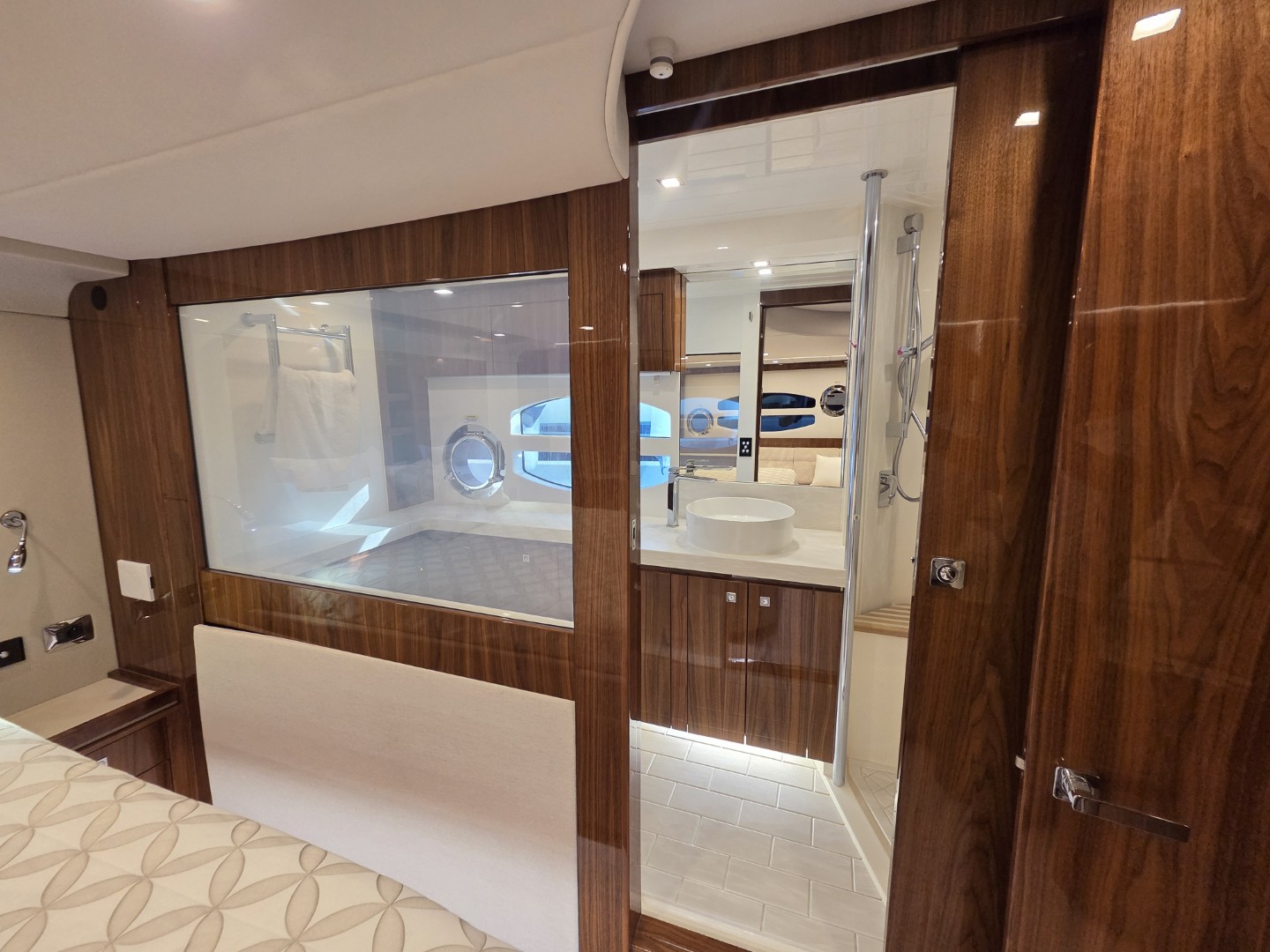 RIVIERA 6000 sport yacht platinum