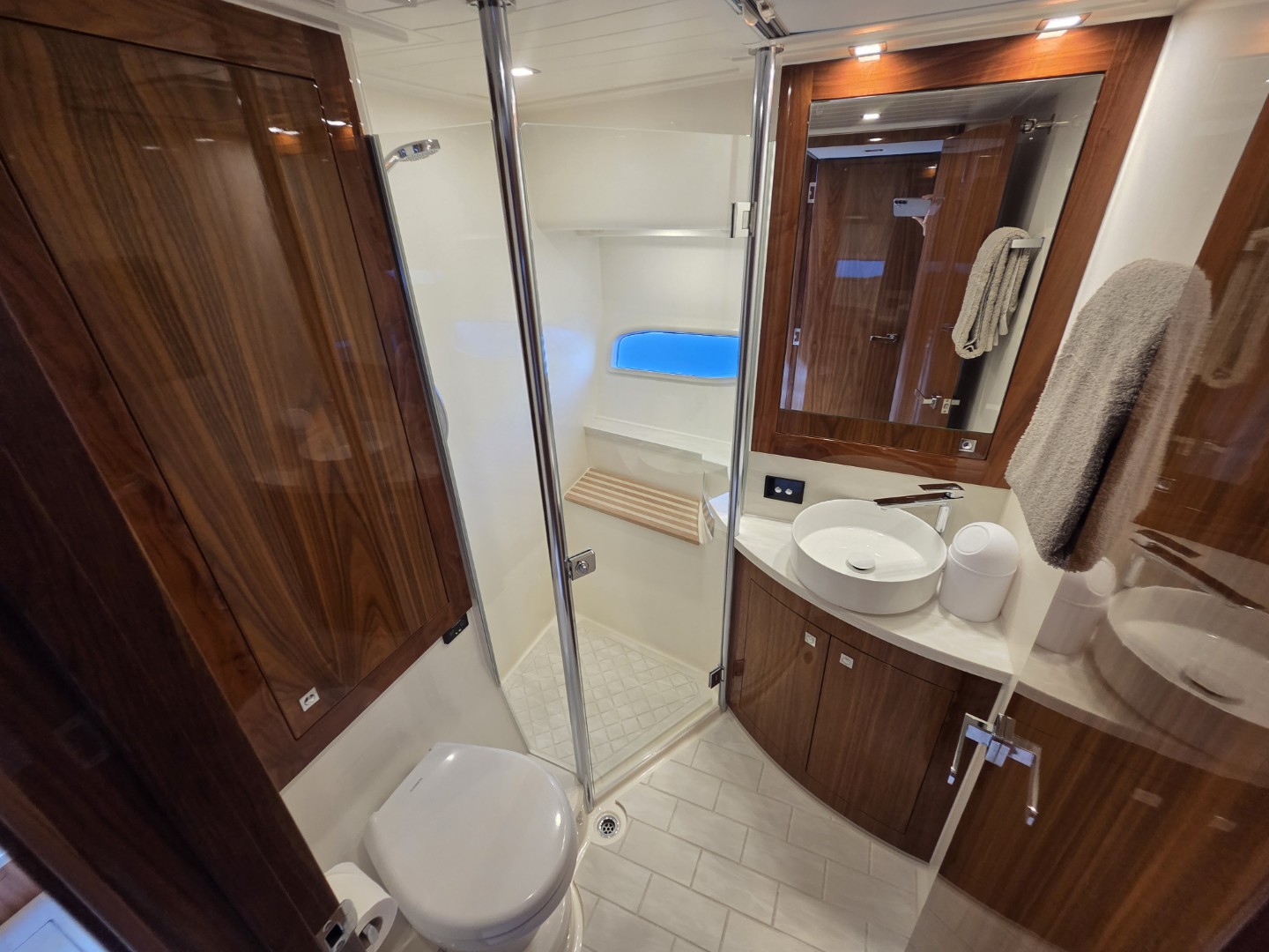RIVIERA 6000 sport yacht platinum