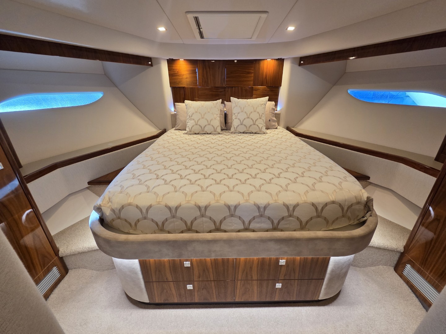 RIVIERA 6000 sport yacht platinum