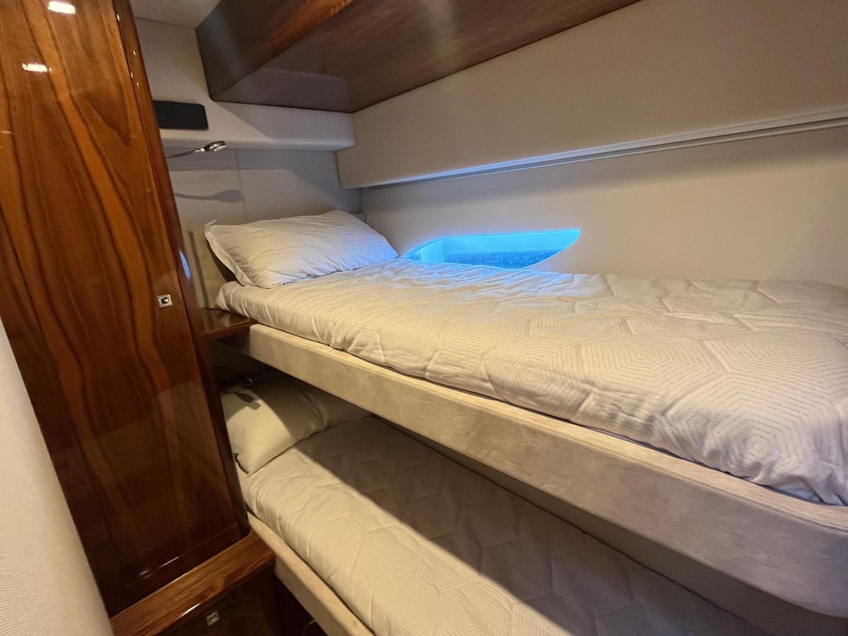 RIVIERA 6000 sport yacht platinum