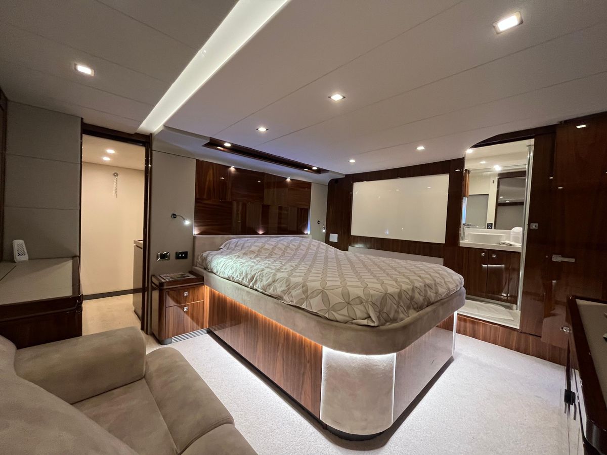 RIVIERA 6000 sport yacht platinum